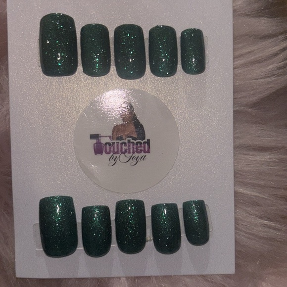 Green glittered nails - Picture 4 of 5